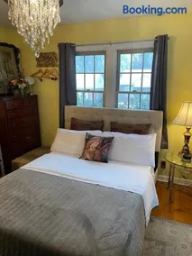 Cozy room in house at Airport & Highway - Image 3