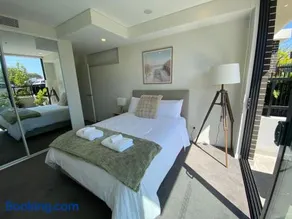 Executive One Bedroom apartment and Courtyard Retreat - Image 2