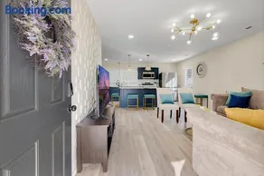 Chic home with king bed in Raleigh - Image 5