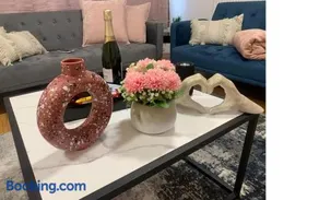 Stylish 3BR Retreat Family & Business Parking - Image 2