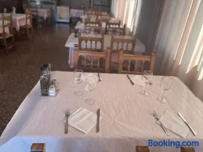 Hotel Reina Isabel - Image 2