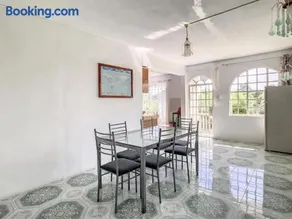 Spacious Apartment in Calodyne with Enclosed Garden - Image 4