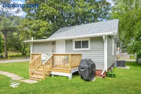 Beach Bungalow - 1 Block to Beach - Pets Welcome! - Image 3