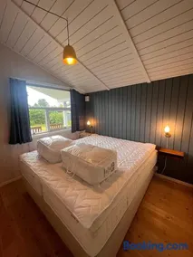 Cozy Holiday Home Near The Beach - Image 2