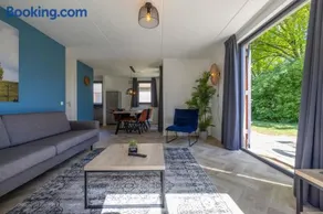 Vacation house with sunny garden near lake - Image 2