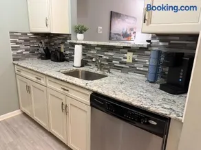Minimum 30 day stay-Peaceful 2 Bedroom Condo King Suite, Pond View & Vaulted Ceilings - Image 3