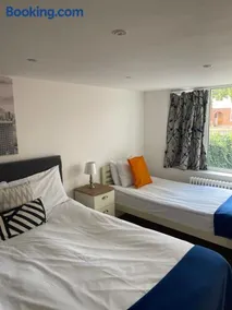 The Cambridge Suites - Tas Accommodations - Image 3