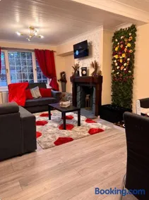Flourish 3-bedrooms house, 2 bathrooms with WiFi & Netflix - Image 2