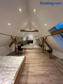 Helles Apartment mit Dachbalkon & Kingsize-Bett - Image 1