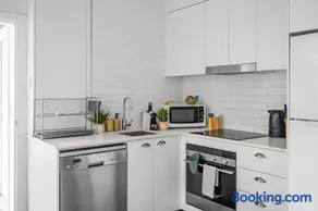 3 Bedroom House- Millers Point Good for 8 Guests - Image 5