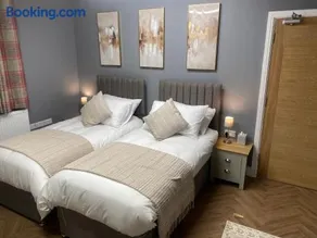 3 en-suite double bedrooms with patio - Image 5