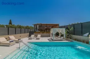 Fratelli Villa, with Heated Pool & Spa Whirlpool, By ThinkVilla - Image 2