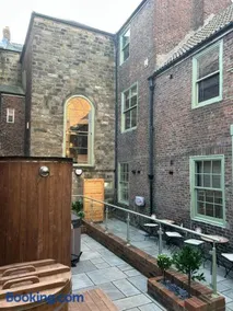 Town Centre Apartments with Spa - Image 3