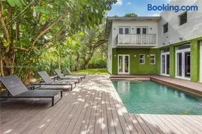 Villa Roxi, Chic 5BR Hideaway with Pool in Coconut Grove - Image 1