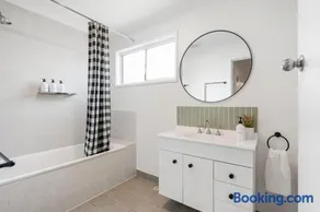 Bullion Bungalow - Stylish, Secure 3 Bed Stay - Image 2