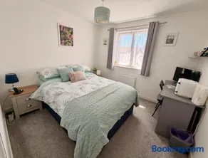 Private Double Room with Bathroom, Hot Tub & Free Parking - Image 2