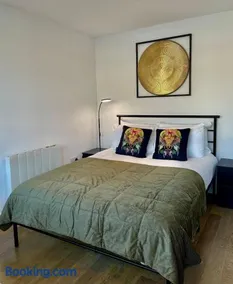 Studio Flat with Parking Off High St - Image 3