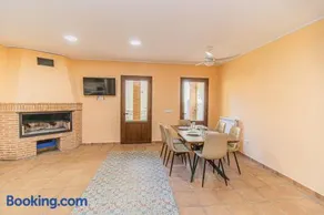 Chalet de Aranda - Elegante Casa para 7 con jardín privado, AC y WiFi - Image 3