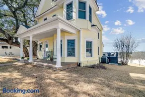 The Main Street House, in the heart of Marble Falls - Image 2