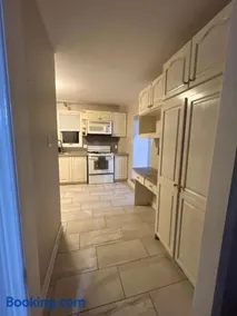 3 Room Set for Up to 8 people- 10 minutes from Kitchener Airport, Walking to Transit - Image 3
