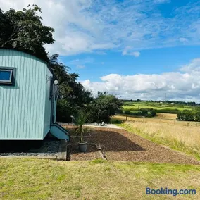 Harpers Huts - Zara - Image 3