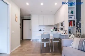 Il Mare Sotto Casa - Elegante Appartamento con Piscina - Wi-Fi & Box Privato - Image 1