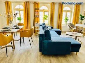 FILMAP-Charmant-Modern-Zentral-Balkon-Beamer-Spieletisch - Image 2