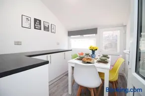 No 9 Afan Valley House by SSW 3BR Free Parking Sleeps 5 close to Bike Trails - Image 2
