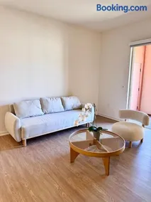 Peaceful 1BR Escape, Courtyard View & Garage - Image 2