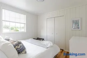 Lakeside Retreat, Cozy 2BD Cottage with Firepit Close to the Lake - Image 3