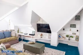 Boho Flat, Sleeps 8, Near Beach Ideal For Groups - Image 2