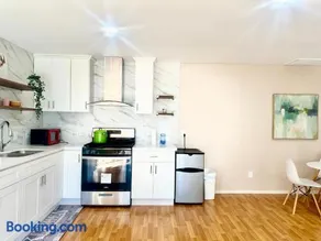 Chic Home with Expansive Backyard- duplex back unit - Image 4