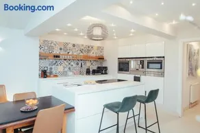 Modern 4-Bedroom Family House, Free Parking Included - Image 1