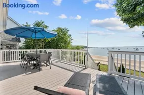 Beachfront Apartment - 8 min from downtown - Image 3