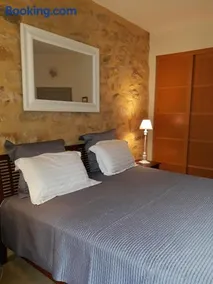 Le Grenier du Chapitre son loft avec les poutres et l'appartement une chambre sans les poutres - Image 2