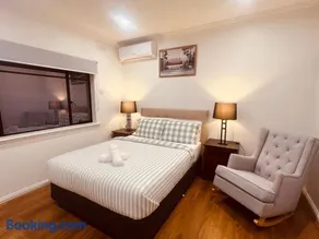 Cosy 5BR Home - 12 minutes away from Melbourne Airport - Image 1