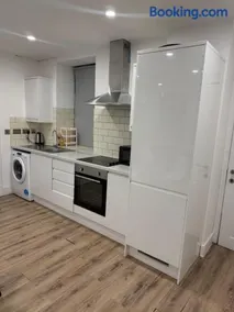 Cozy 1-BDR Apartment with Free parking, sleeps 4 - Image 2