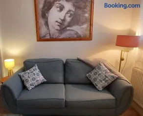 Old library apartment - Image 2