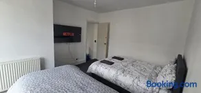 Stay near Derby city centre, hospital & train station - Image 2