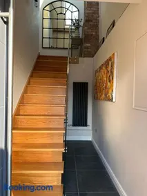 Modern 1 Bed with Roof Terrace Central Warwick Pass the Keys - Image 2