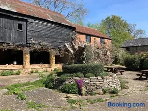 Cider Cottage - 3 Bedroom - Onsite Parking - Image 2