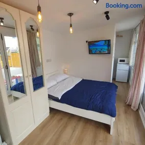 Self Contained, Double Bed Studio, private kitchen, private Bath, Walking distance to Harry Potter - Image 2