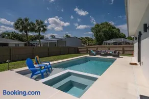 Spacious home private pool patio & bbq - Image 1