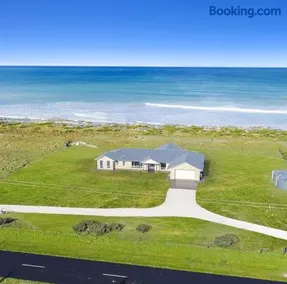 Luxurious Home on the Beachside - Image 3
