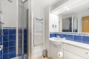 GuestReady - Relaxing Ensuite Room with Balcony - Image 3