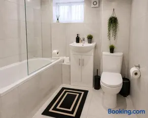Modern Heathrow Apartment with Private Parking & Garden - Image 2