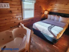 Pet Friendly 2 Bedroom Cabin Hideaway For 4! Cabin 7 - Image 4
