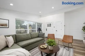 Light-Filled Modern Flat Near 25th Street Fun - Image 4