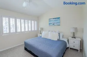 New Rental with Pool Views, Pickleball, Tennis Court with Bonus Room! - Image 3