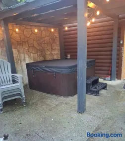 Smokey Mountain Retreat, new hot tub, game room, sleeps 8! - Image 4